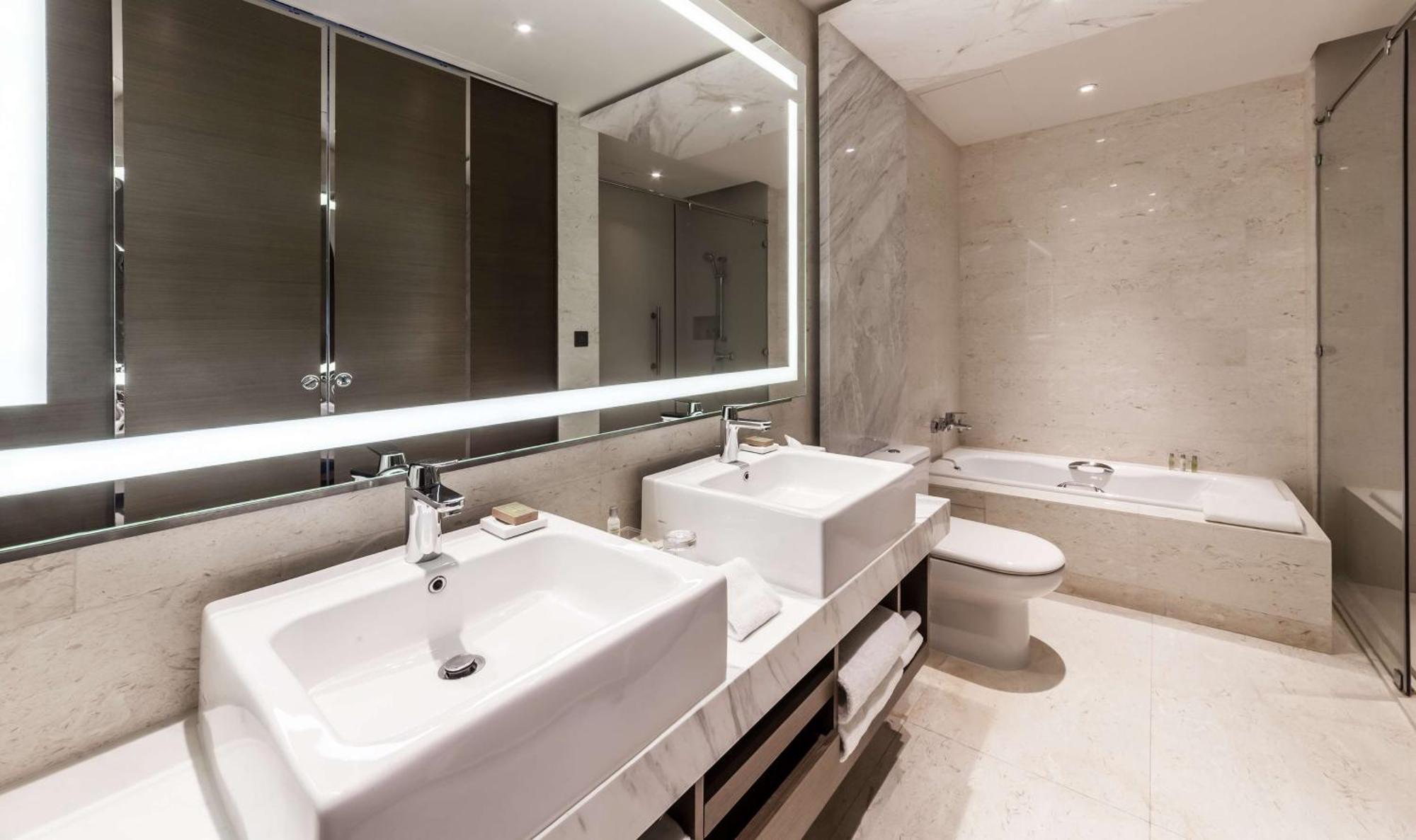 Hilton Garden Inn Hong Kong Mongkok Exteriör bild