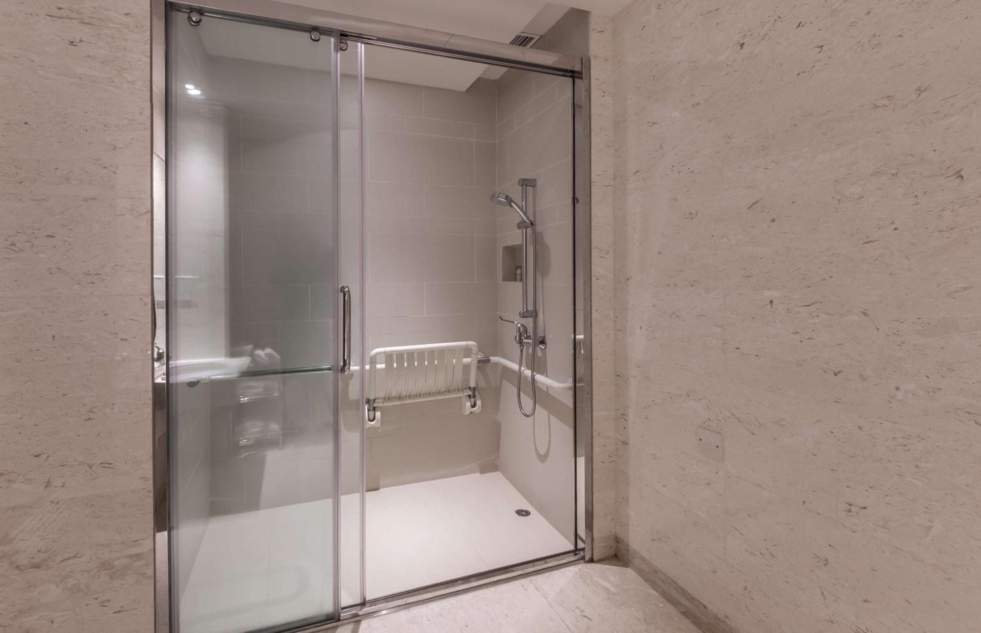 Hilton Garden Inn Hong Kong Mongkok Exteriör bild